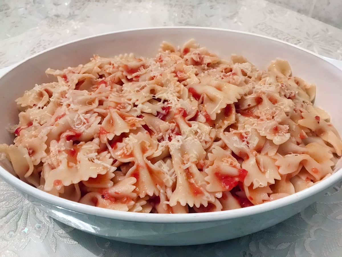 Domates Soslu Parmesanlı Makarna tarifi