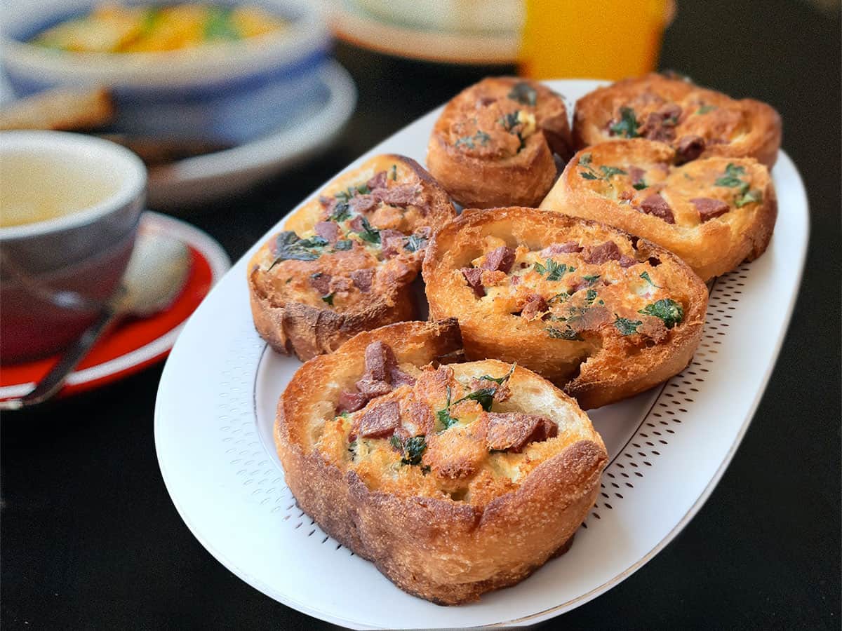 Sosisli Yumurtalı Ekmek tarifi