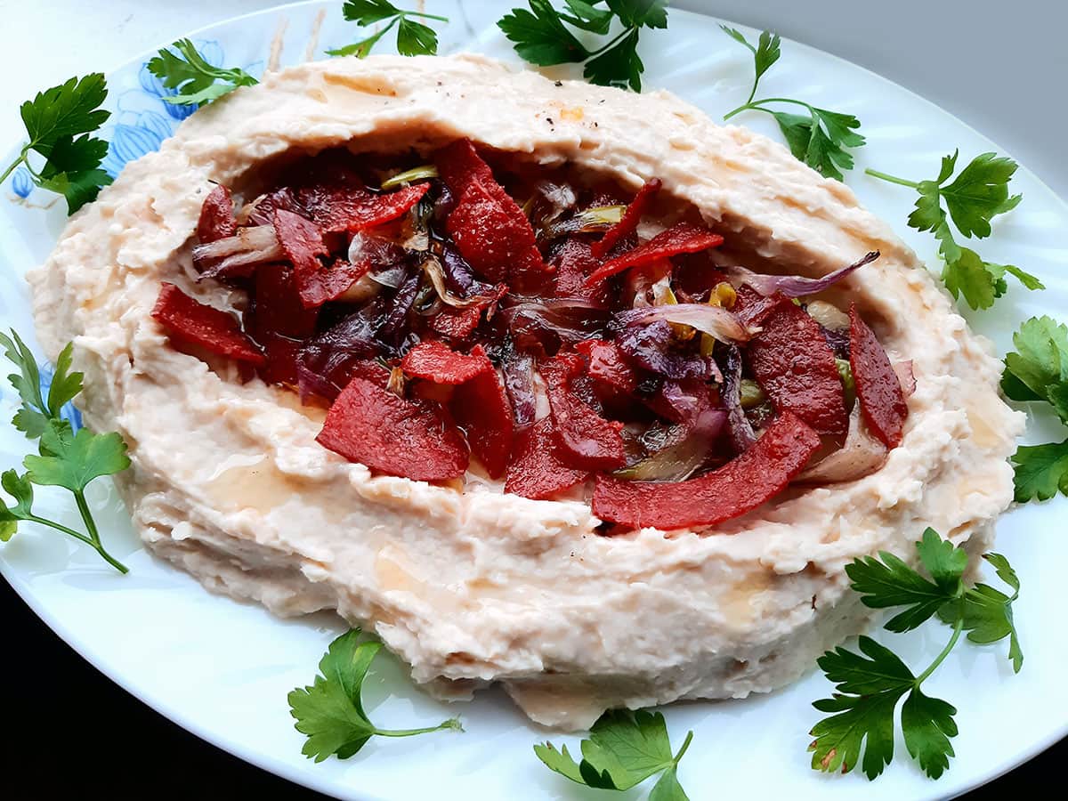 Sucuklu Kuru Fasulye Humusu tarifi