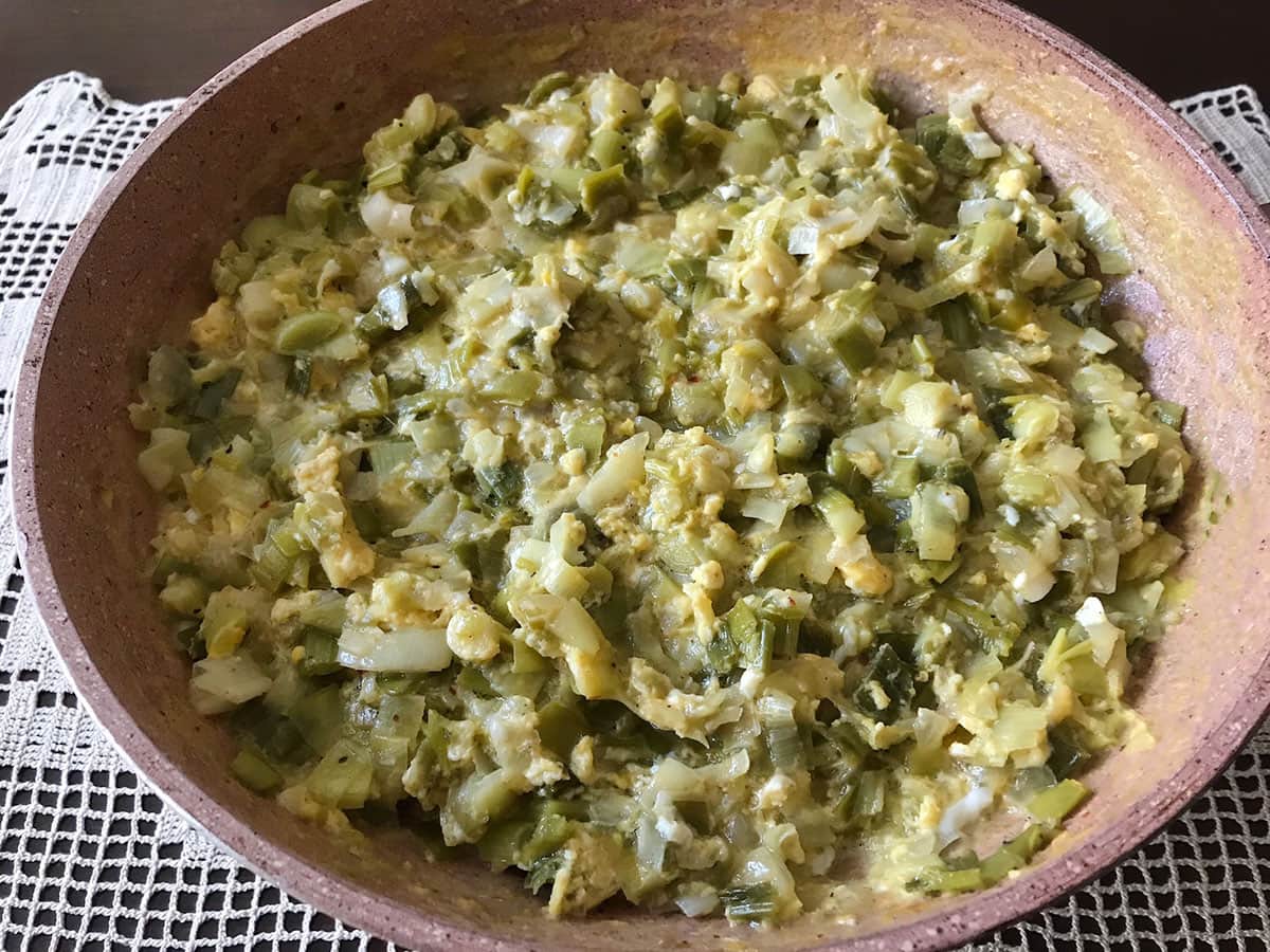 Yumurtalı Pırasa Kavurması tarifi