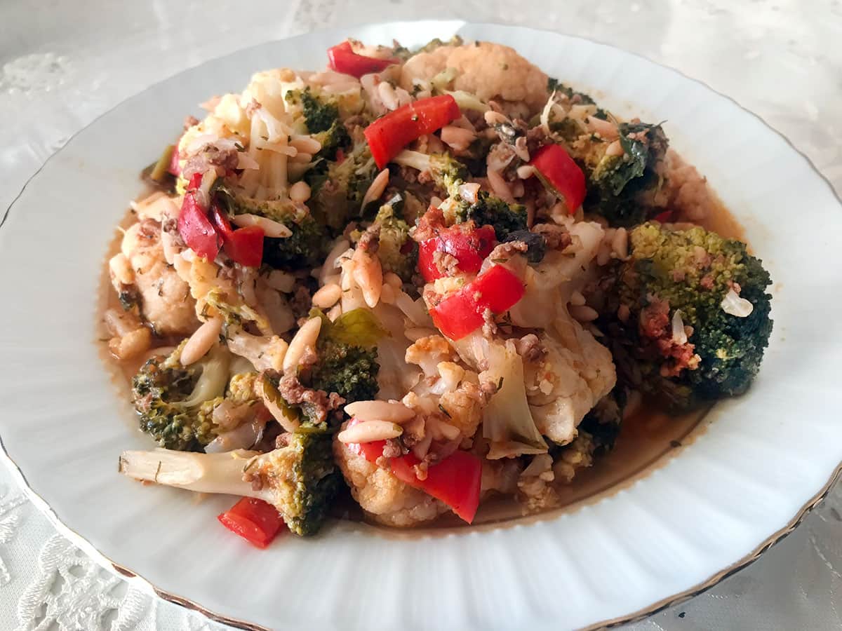 Arpa Şehriyeli Kıymalı Karnabahar ve Brokoli Yemeği tarifi