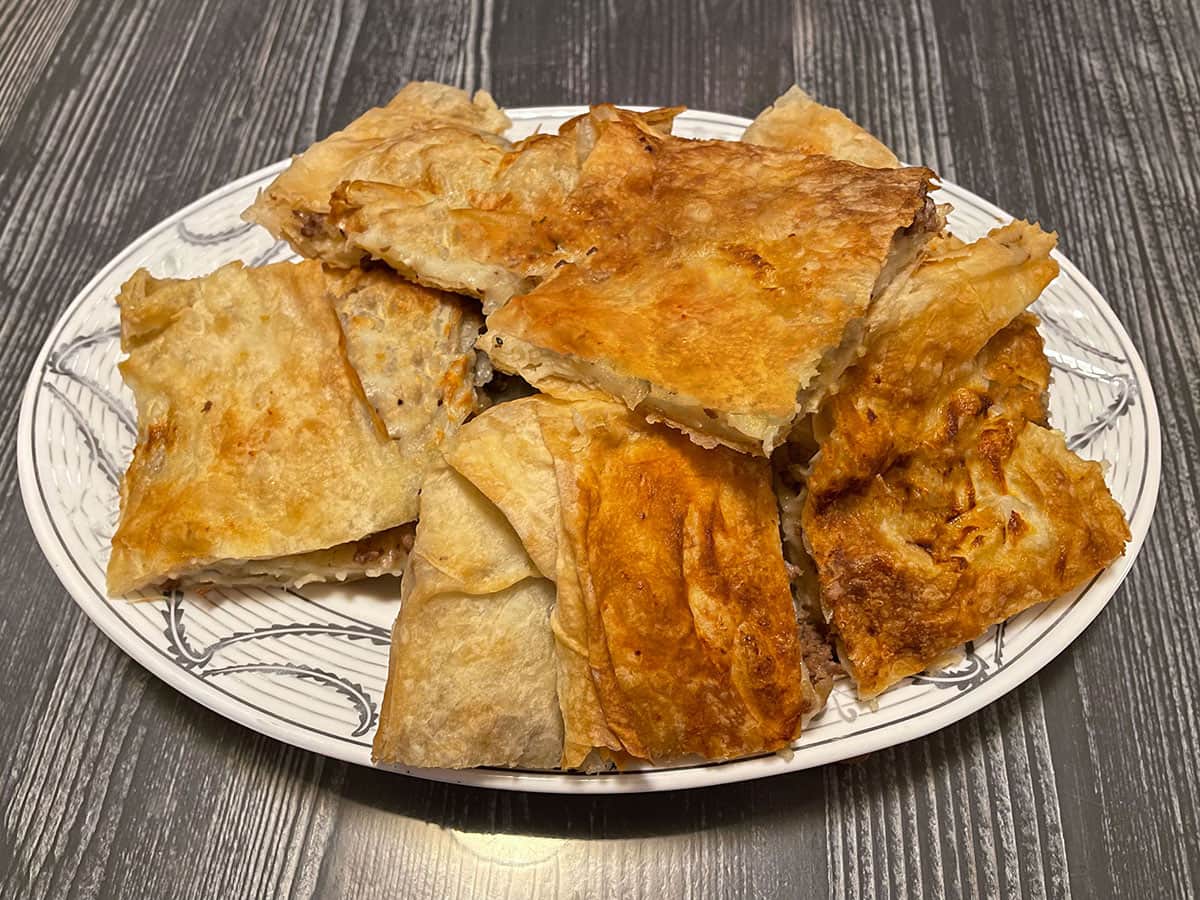 Kıymalı Kaşarlı Tepsi Böreği tarifi