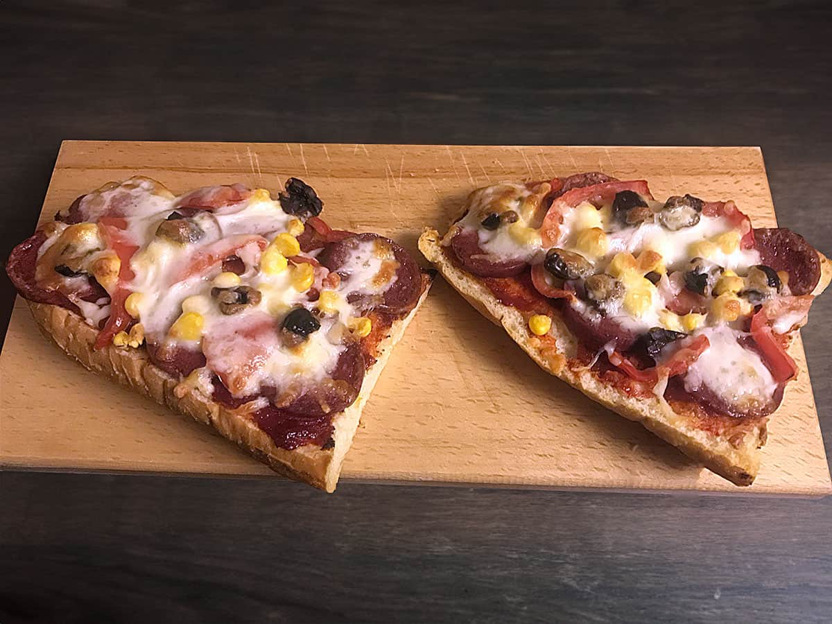 Bayat Ekmek Pizzası tarifi