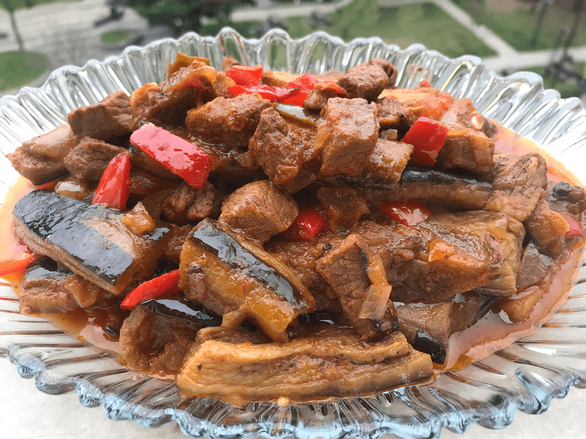 Etli Sarımsaklı Patlıcan Yemeği tarifi