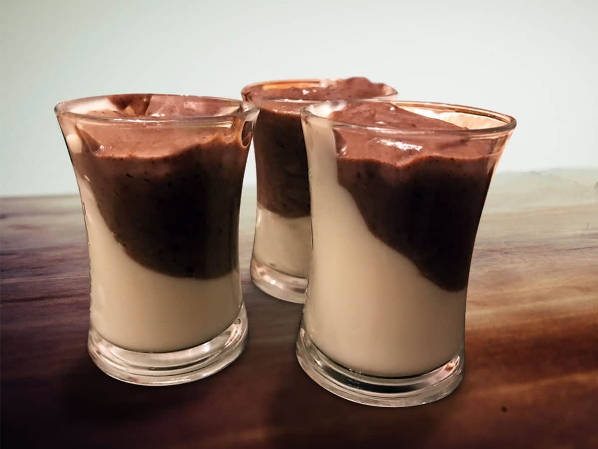 Bardakta İki Renkli Muhallebi tarifi