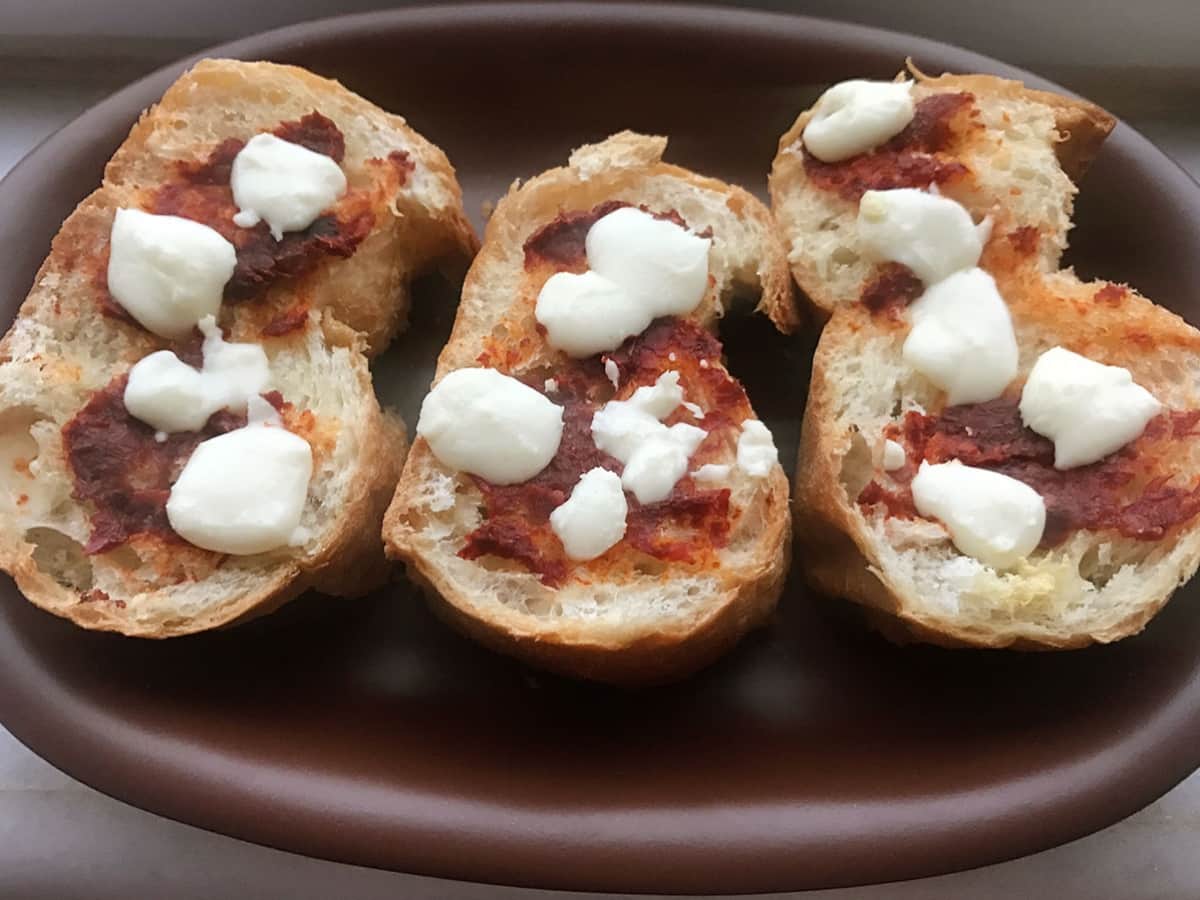 Biber Salçalı Peynirli Ekmek tarifi