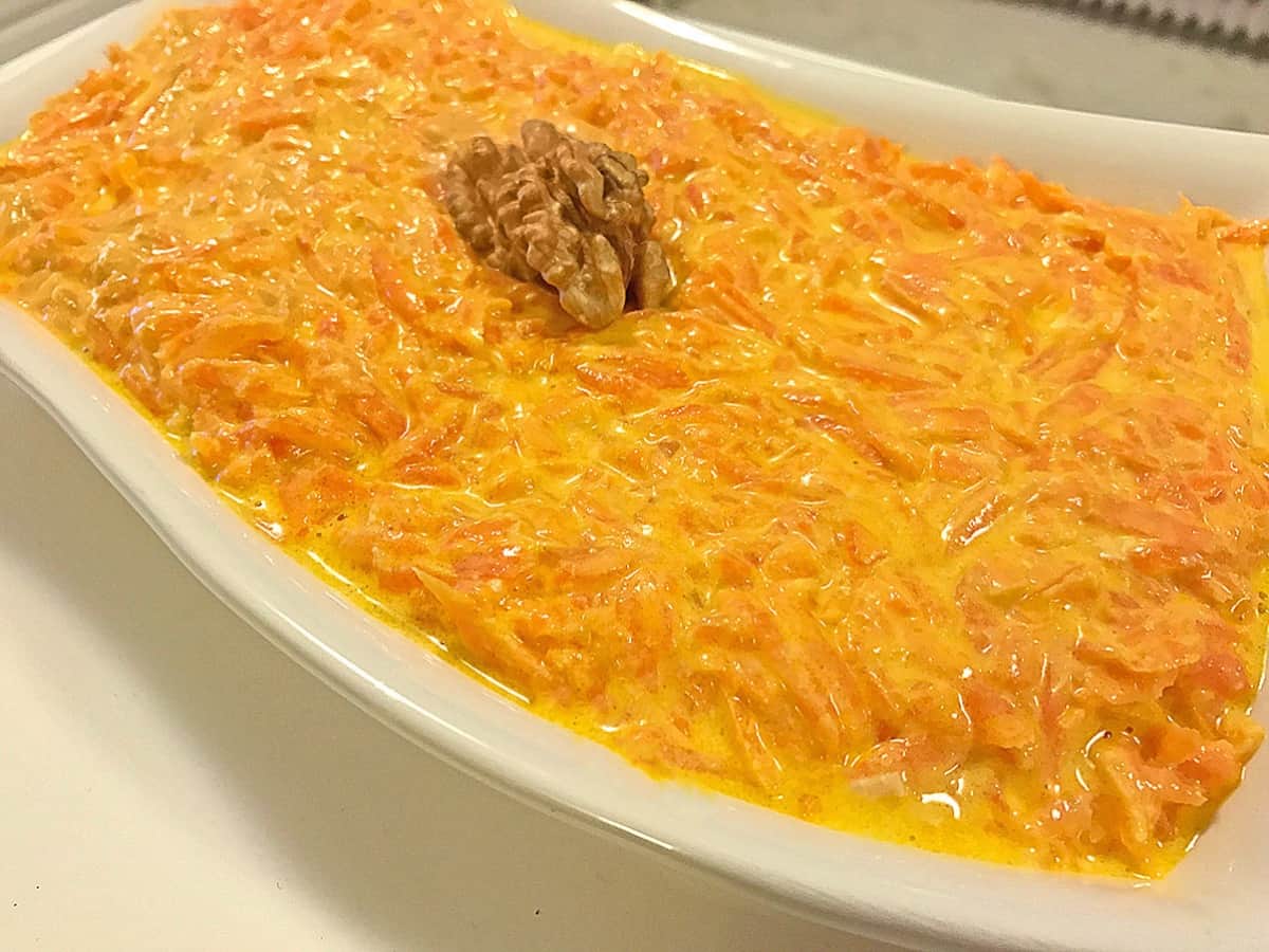 Cevizli Havuç Salatası - Tam Kıvamında & Yoğurtlu tarifi