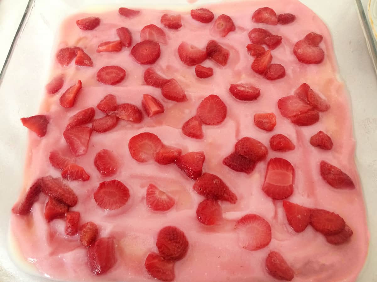 Çilekli Bisküvili Muhallebi tarifi