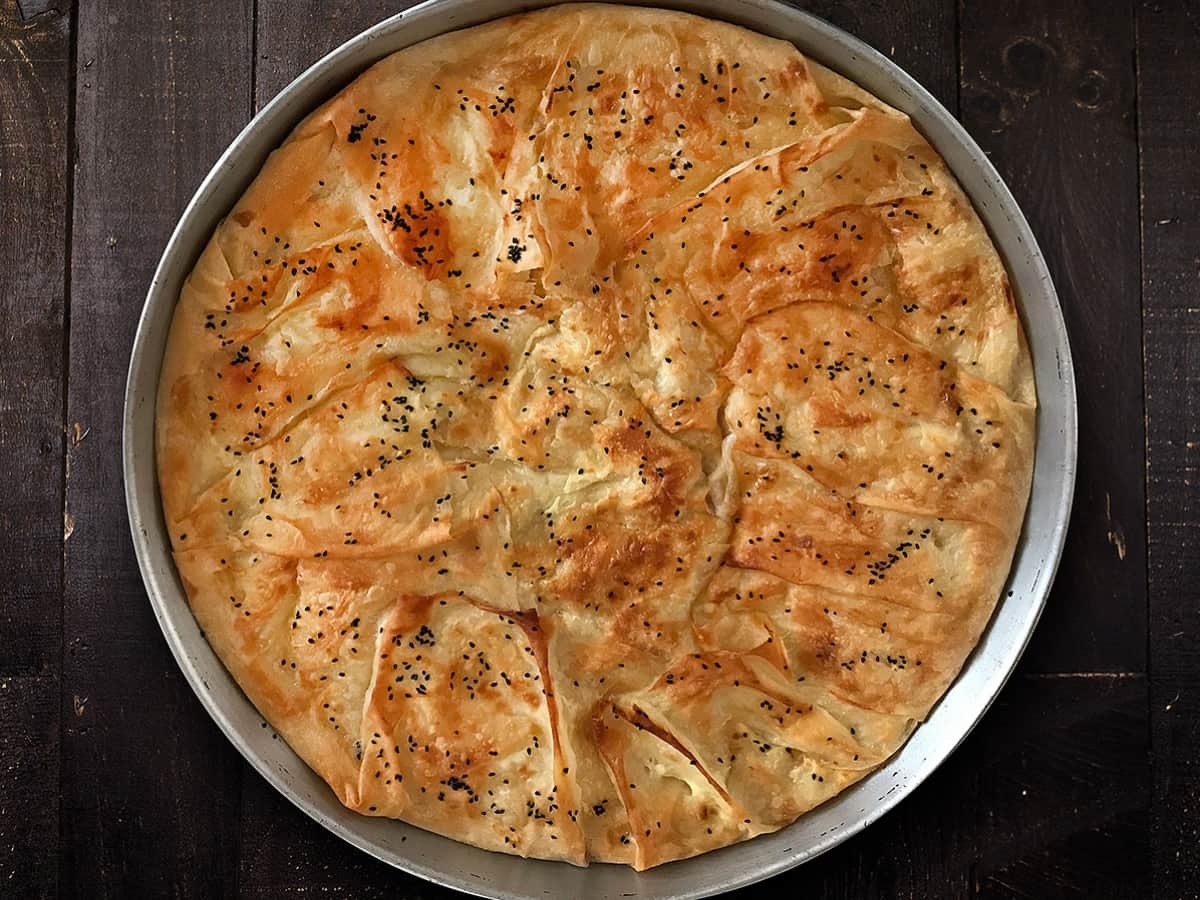 Dana Pastırmalı Tepsi Böreği tarifi