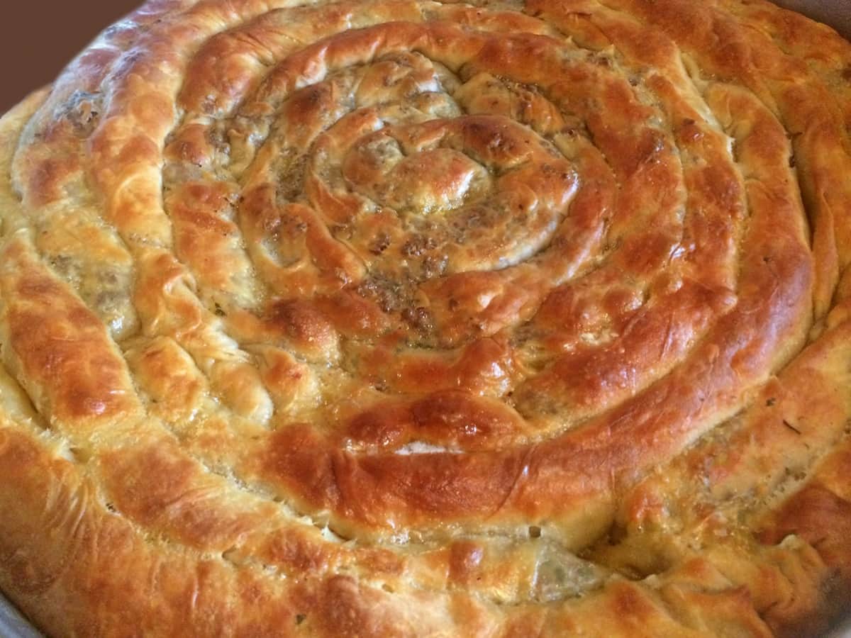 Kıymalı Ispanaklı Açma Börek tarifi