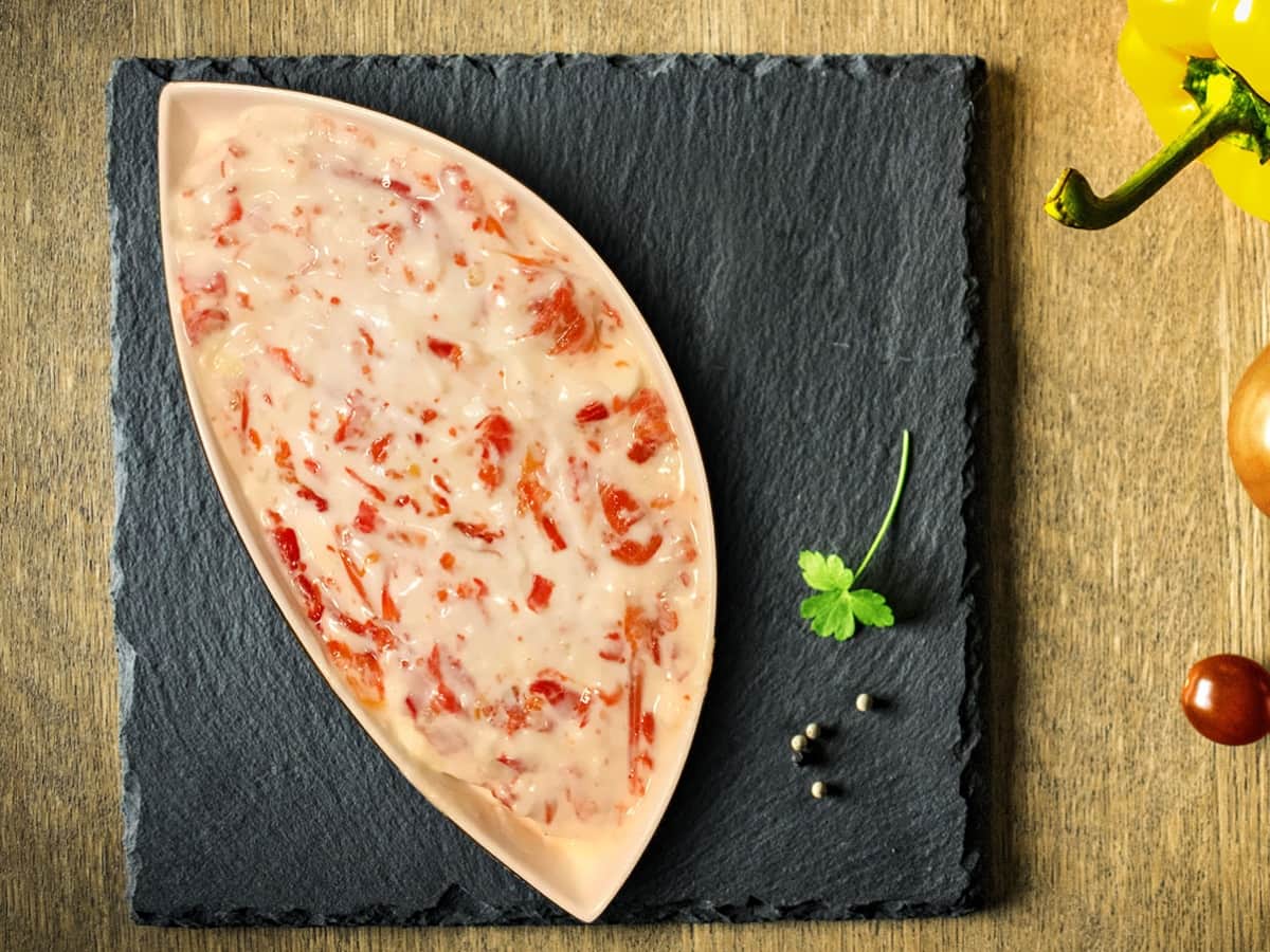 Közlenmiş Kırmızı Biber Salatası tarifi