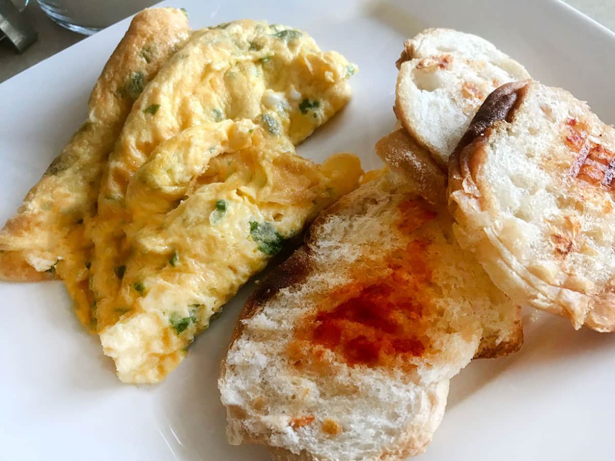 Maydanozlu Omlet Sarımsaklı Ekmek tarifi