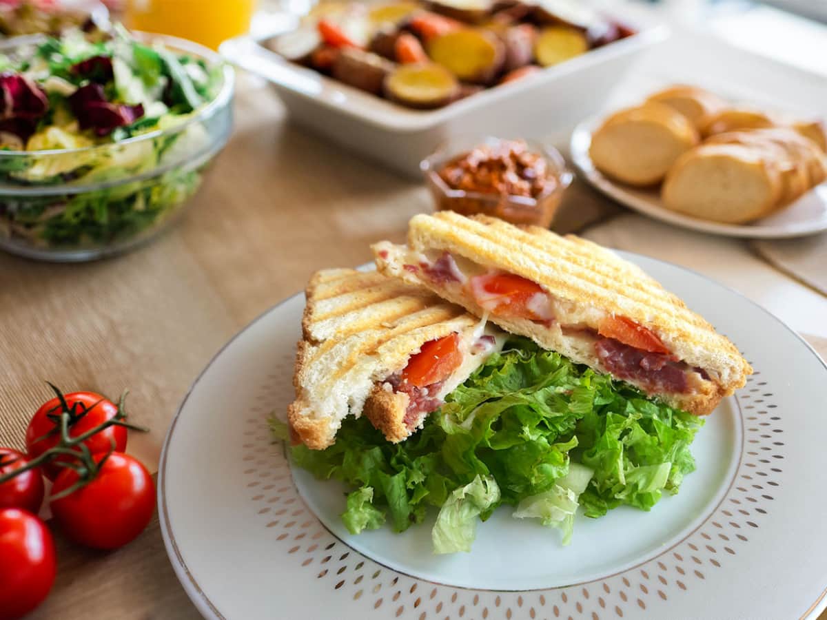 Pastırmalı Domatesli Tost tarifi