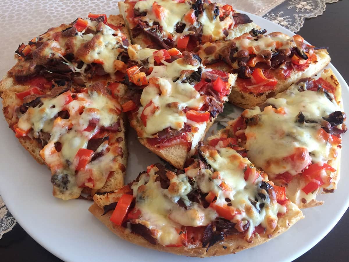 Pastırmalı Pizza tarifi