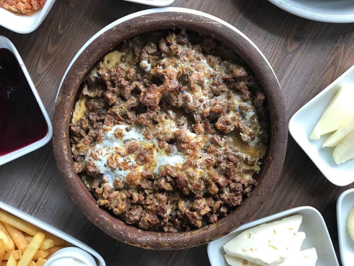 Yumurtalı Kaşarlı Güveç Kavurma tarifi